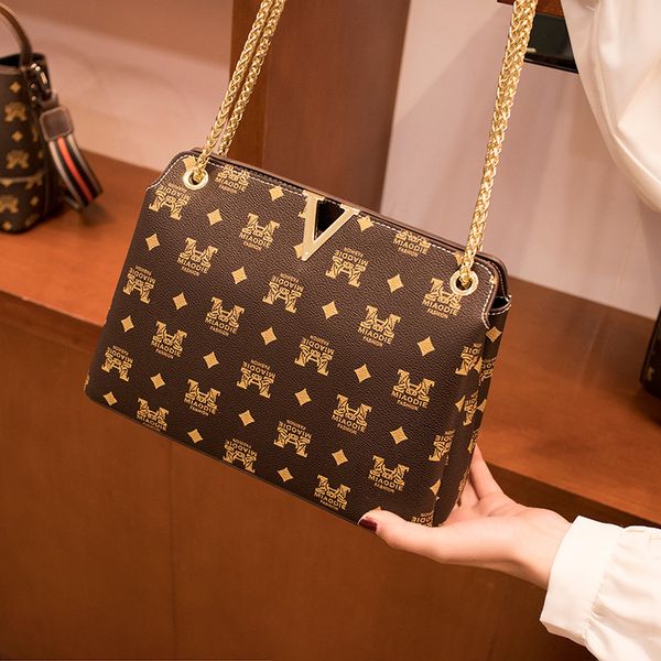 

2021 new one shoulder slant cross net red fashion shell trend leather women's bag