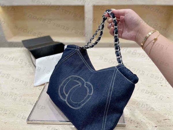 

2021 fashion beach bag shopping bule for women hands leather