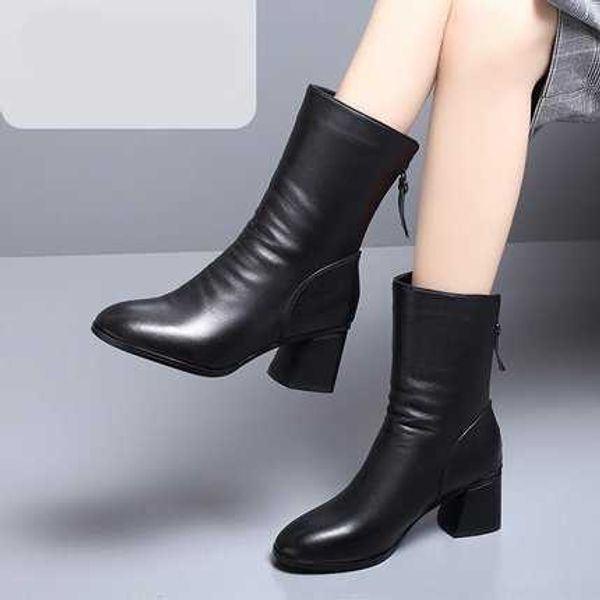 

2020 women's winter with zipper and black leather boots