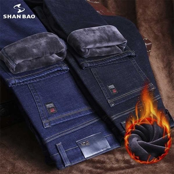 SHAN BAO Jeans dritti aderenti di marca invernale Distintivo in stile classico in pile Jeans slim da uomo spesso e caldo 211111