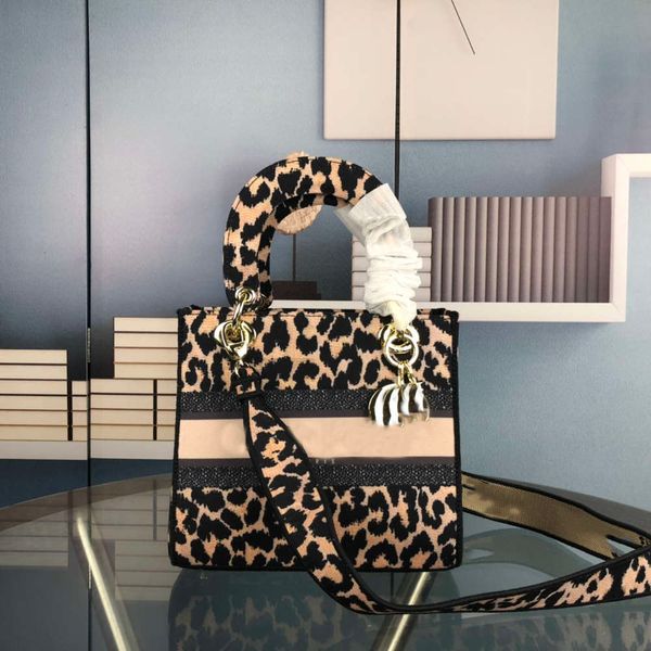 

with shoulder strap[lady lingge series] the latest series of di.0r absorbs a lot natural elements, and its color is close to the