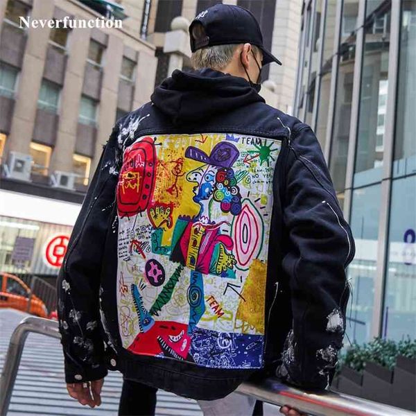 Männer Streetwear Graffiti Applikationen Gedruckt Jeans Jacke Hipster Löcher Lose Hip Hop Motorrad Baumwolle Schwarz Casual Denim Jacken 210811