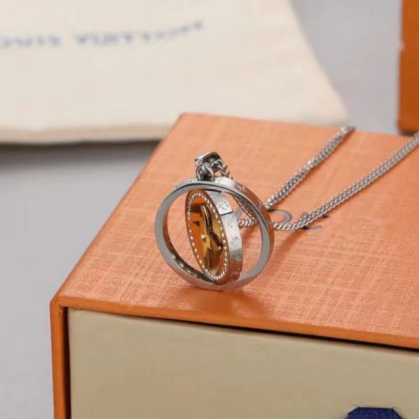 

the round pendant necklace inlaid with crystal is skillfully integrated with the revolving design for men and women's fashion necklace, Silver