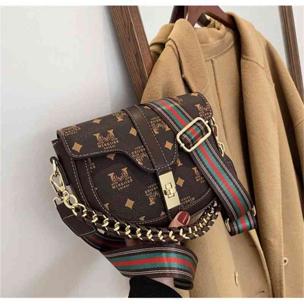 

2022 factory outlet online bag female chain style letter messenger wide shoulder strap texture trend small square bag