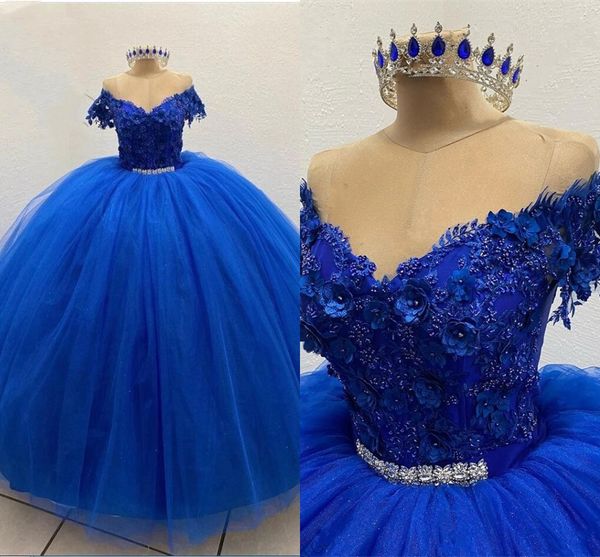 2022 Puffy Königsblaues Tüll-Quinceanera-Kleid, Ballkleid mit schulterfreien Ärmeln, floraler Spitze, Perlenkristallgürtel, drapiertes Abschlussballkleid für süße 15 Mädchen
