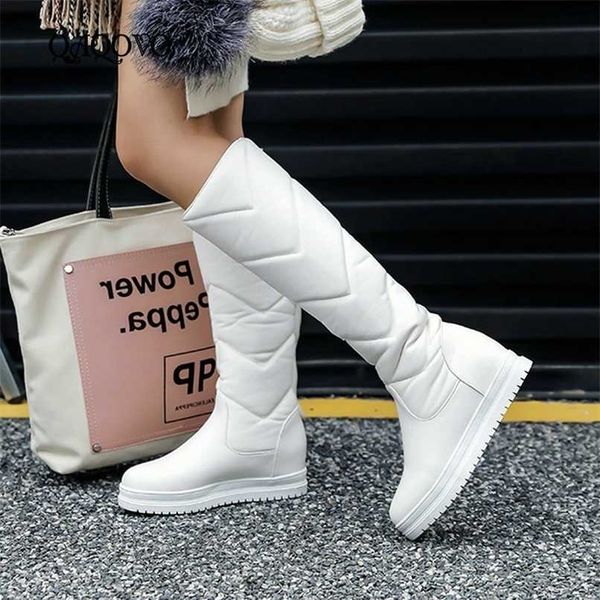 Зимние теплые плюшевые колены высокие сапоги женщины удобные плоские каблуки снег скольжения на платформе женщина длинные туфли черный розовый белый 211213
