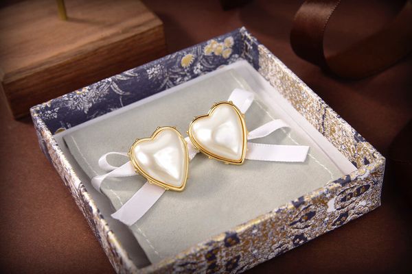 

2021 fashion earrings european and american ladies christmas alloy exaggerated stud earrings female circle pearl designer earrings for gift, Golden