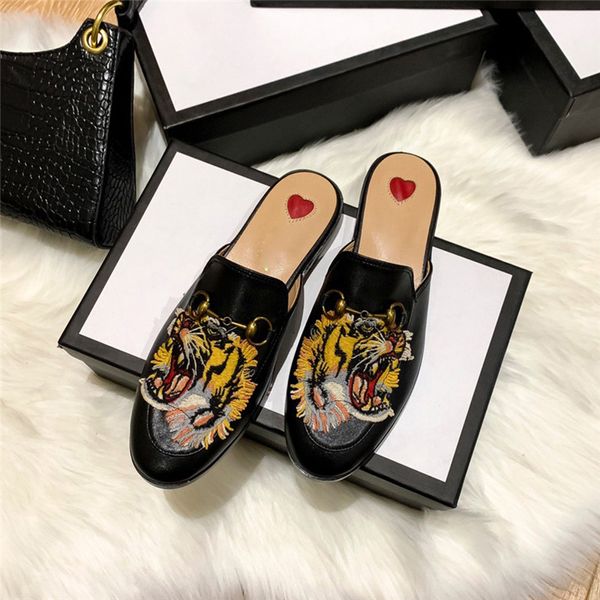 Mulheres Moda Slipper Slipper Slides Classic Shoes Graffiti Sandálias Das Mulheres Genuíno De Couro De Couro De Couro Bee Tigre Gato Com Logotipo Caixa Flat Chinelos Grande Tamanho Grande 35-41 88