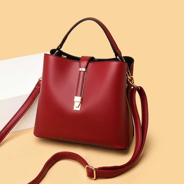 

2021 new large fashion hand high grade leather women's messenger bag atmosphere