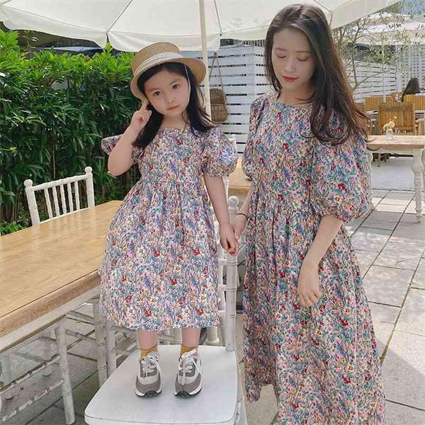 Verão Mãe e Filha Floral Puff Sleeve Princesa vestido estilo coreano algodão fino vestidos casuais 210724