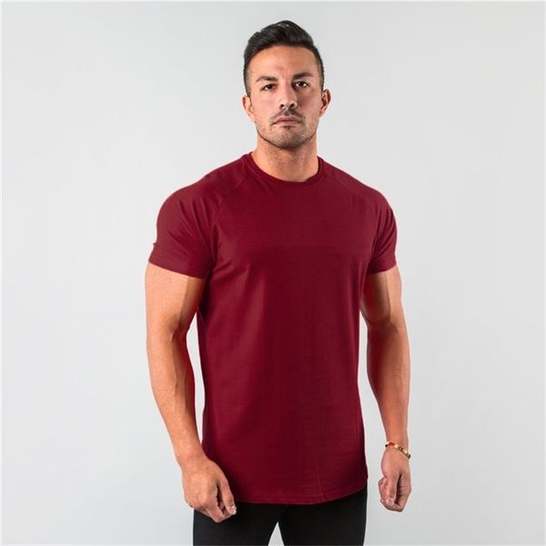 Şık Düz Tops Fitness Mens T Gömlek Kısa Kollu Kas Joggers Vücut Geliştirme Tişört Erkek Spor Giyim Slim Fit Tee 210714