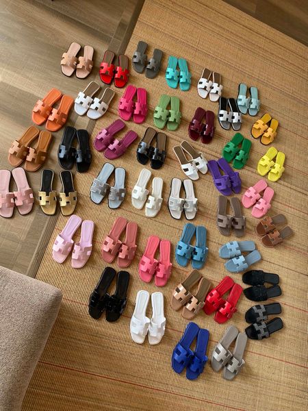 

the goddess comes standard with beautiful slippers, thick heels, flat bottoms, everything has hlatest spring and summer colors, latest color, Black