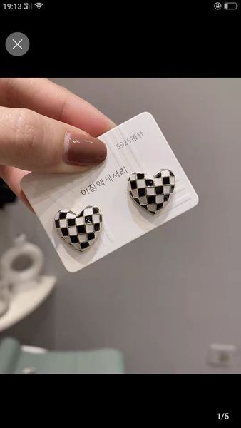 

small, high-grade, dripping, peach heart, simple black-and-white lattice