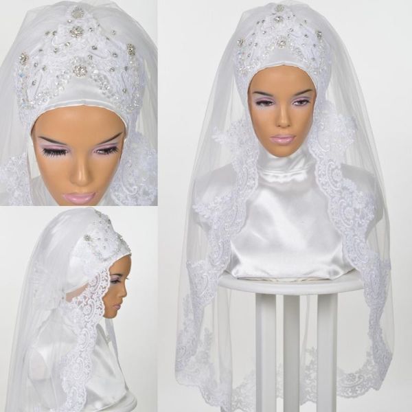 Veli da sposa Matrimonio musulmano per le spose 2021 Hijab islamico Perline Cristalli Appliques in pizzo Bordo Lunghezza gomito Copricapo