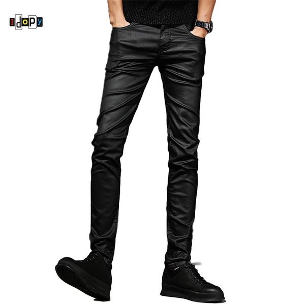 IDOPY Erkeklerin Kaplamalı Kot Kore Moda Serin Mumlu Slim Fit Biker Denim Pantolon 210319