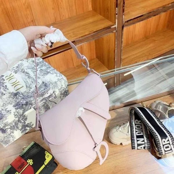 

kind a of leather saddle bag with frosted head luxuryss designerss yw