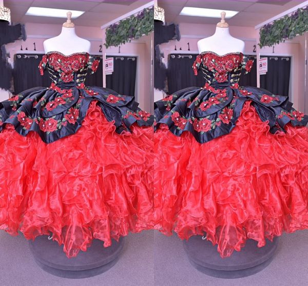 2022 Schwarz Rot Weiß Perlen Quinceanera Kleider Schulterfrei Blumenapplikationen Organza Rüschen Sweet 16 Kleid Ballkleid Abschlussball