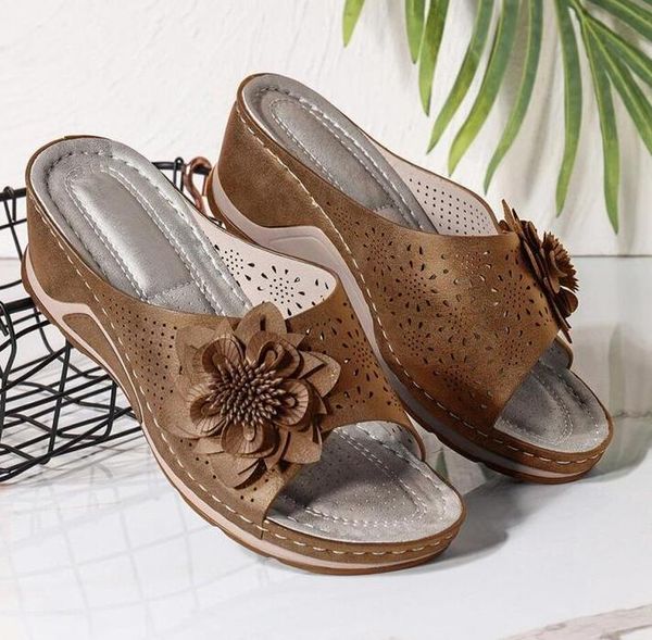 

2021 summer slope with women's slippers, casual flowers, outer wear sandals, Black