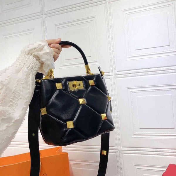

design s new style personalized trend simple messenger women's single shoulder portable rivet large capacity bucket bag