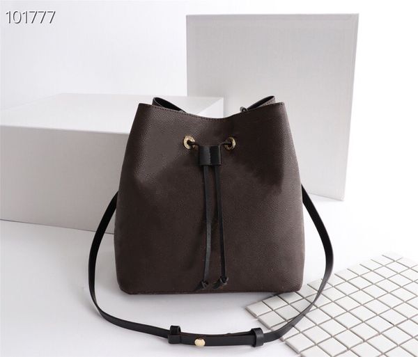 

designer ladies totes hand-held leather luxury goods classic fashion brand one-shoulder zipper size 26-22-27cm m44022