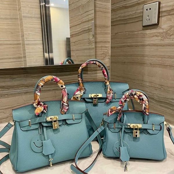 

women luxurys designers bags 2021 womens handbags purses designer crossbody wallet bag louisbags_18 factory one messenger same h leather bir