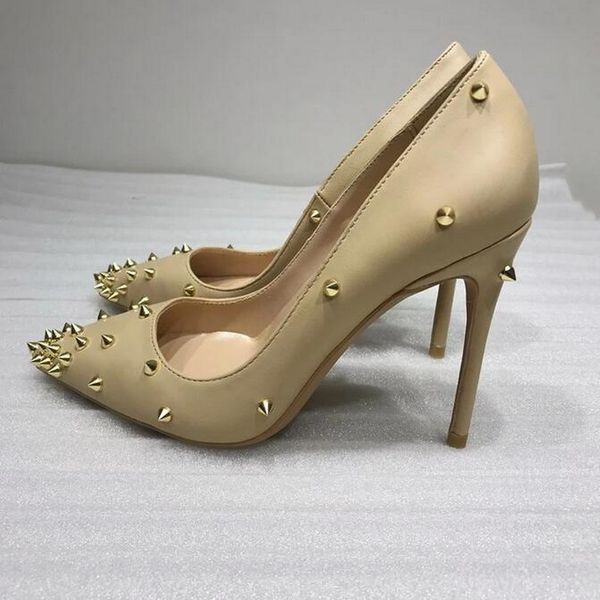 Donne nude opache appuntiti con punta di punta con tacco alto con picchi d'oro Ladies Rivets Rivets Pompe più dimensioni 33 44 45 scarpa beige