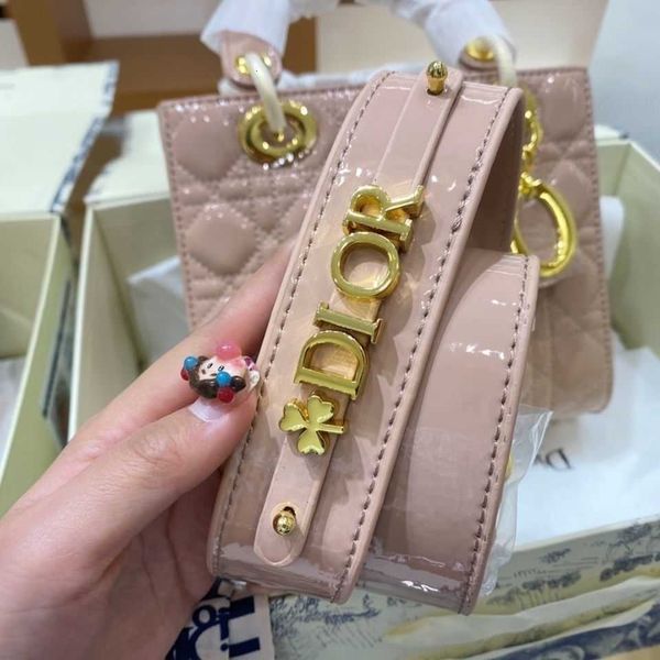 

d 2021 casual and fashionable h-held bag with small fragrance patent leather handbag