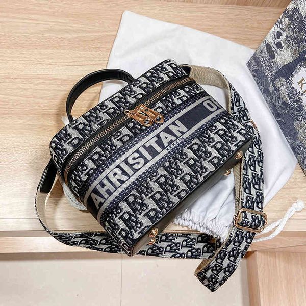 

2021 new cosmetic case embroidered canvas letter portable single shoulder messenger bag cosmetic storage square box women's bag
