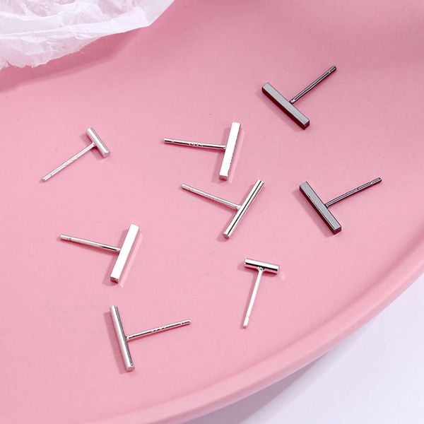 

cats without earrings. fashion temperament