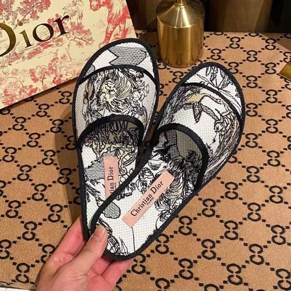 

sandals slippersearly spring 2021 new embroidered slippers light antiskid lazy foot beach slippers embroidered print slippersluxurys designe, Black