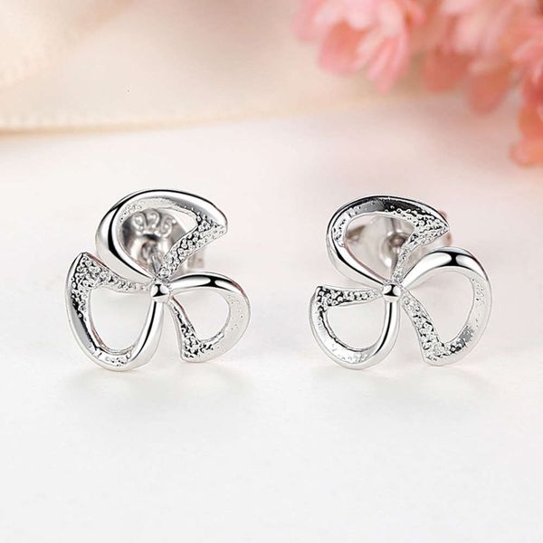 

lucky clover earrings female simple small fresh out auricle