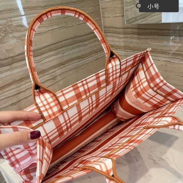 

d 2021 casual fashion portable shoulder bag small fragrance queen shopping handbag uwsq