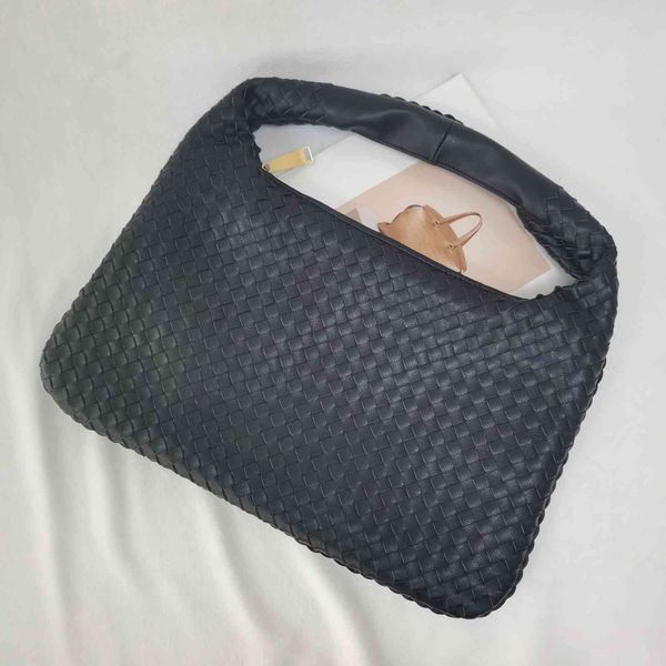 

soft cowhide braided croissant hand carrying large capacity pleated dumpling bag, one shoulder slanting and