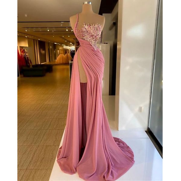 2021 Hot Pink Ballkleider Meerjungfrau Side Split Formelle lange Abendkleider Eine Schulter Spitze Applikationen Satin Plissee Designer Formelles Damenkleid