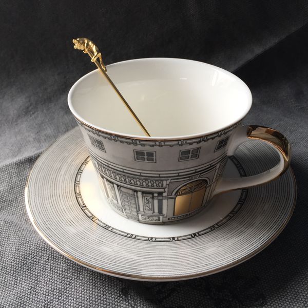 Tazza da caffè classica con piattino Elegante tazza da tè Nordic Bone China Ciotola per l'acqua del castello retrò in oro (non contiene un cucchiaio)