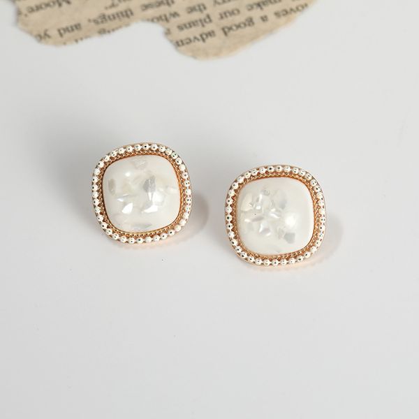 

simple female shell cool earrings