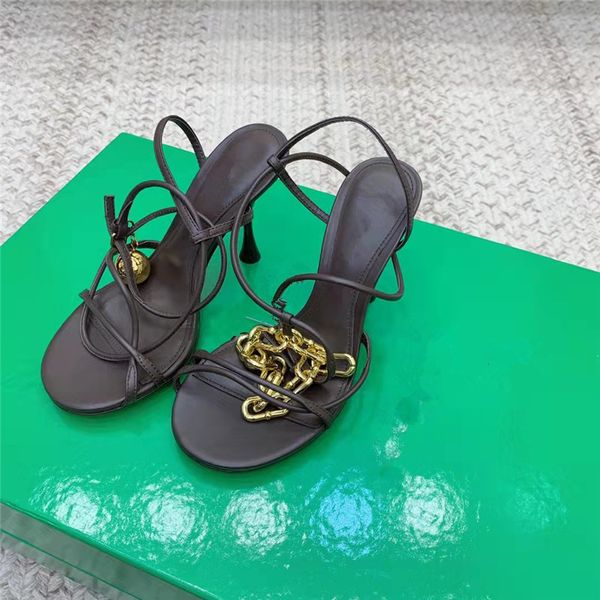 Yeni Lüks Bayanlar Parti Elbise Ayakkabı Moda Çan Metal Zincir Sandalet Ayak Bileği Toka Açık Burun Yüksek Topuklu Kadın Sandalet