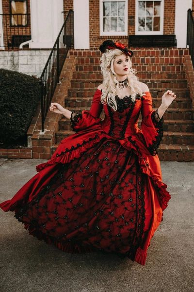 Prinzessin Red Black Spitze mittelalterliche Fantasie Eine Linie Hochzeitskleider Victorian Halloween Masquerade Ballkleid Königin geschwollene süße 16 Brautpartykleider