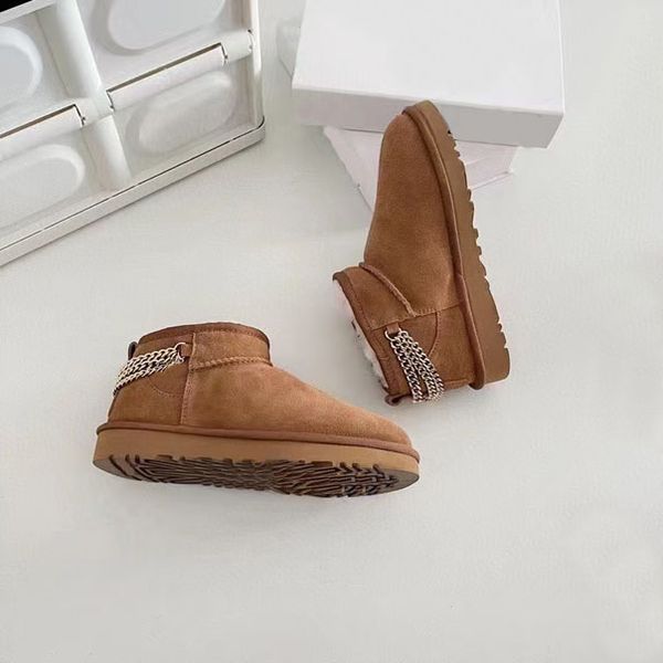 Venda direta de lã de alta qualidade Botas de lã moda cadeia de couro costurado Bota quente Inverno Boca rasa Designer Sapatos Mostrar Rua Snow Correspondência Caixa de Caixa 35-40