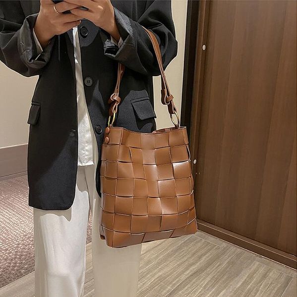 

factory wholesale women shoulder bags winter vintage woven bucket bag simple and versatile solid color leather handbags street trend lattice, Black;red