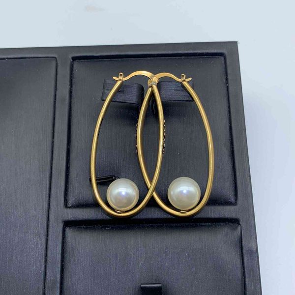 

2021 new designer pearl letter earrings female family net red silver needle anti allergy, Golden