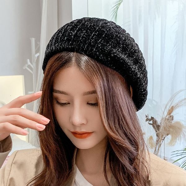 

hat girl's face in winter, Black;white