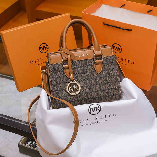 

hong kong women's hand-held bag 2021 fashion versatile mother's, Black;red