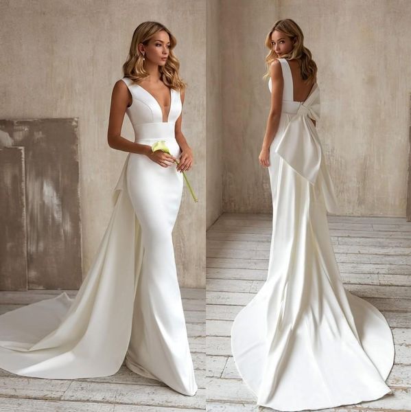 Abiti da sposa a sirena eleganti semplici da spiaggia con fiocco grande Scollo a V profondo Abiti da sposa senza schienale Sweep Train Abito formale in raso robe de mari￩e