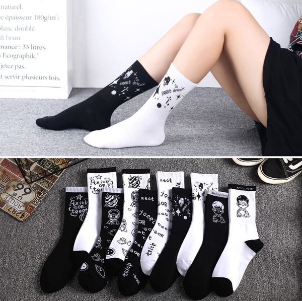Ader error world Schwarze weiße Socken, atmungsaktive Skateboard-Street-Dance-Socken für Herren und Damen, lässige Harajuku-Socken