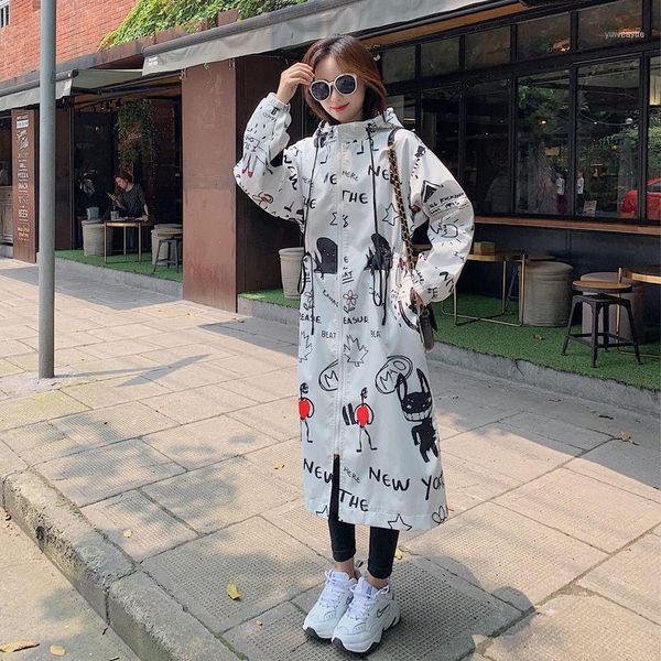 Graffiti Trendy Streetwear Trench Coat Frauen mitten in der Mitte des Längens 2021 Feder losen Chic Harajuku Koreaner Windbreaker gedruckt R2671