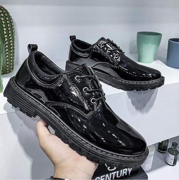 

2021 spring autumn new designer fashion men shoes lace up patent leather casual shoes trend shoes man leather, Black