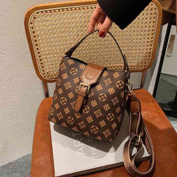 

2022 factory wholesale autumn portable bucket women's trendy net red single shoulder fashionable and versatile minority messenger bag