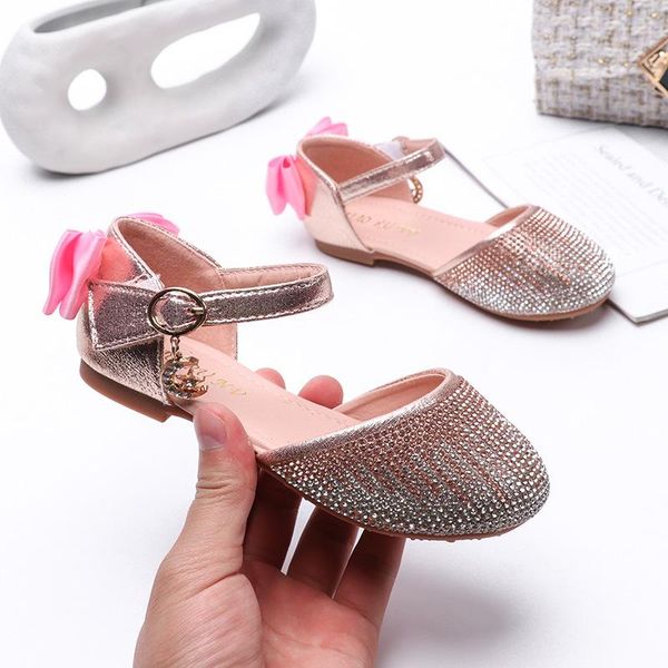 

sandals girls'soft-bottomed water drill 2021 summer hollow children's mid-size shiny flat shoes, Black;red