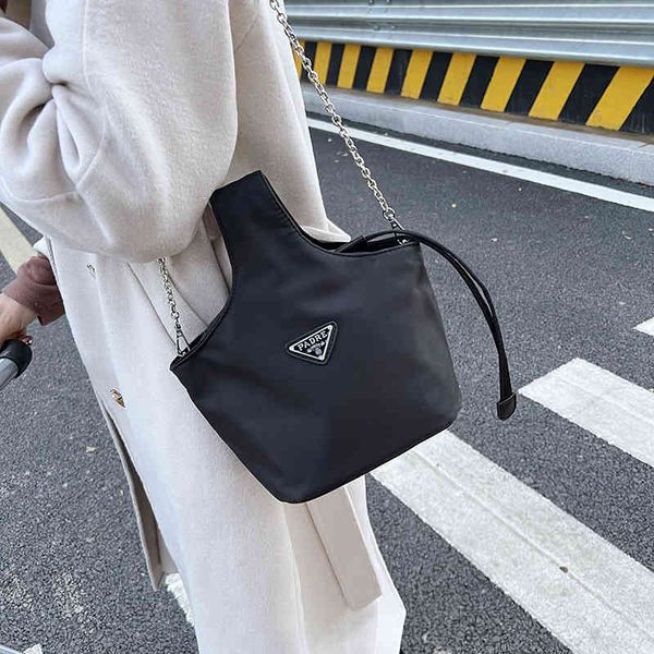 

2022 factory wholesale new autumn and winter solid color westernized fashion bag single shoulder messenger hand carrying women's commut